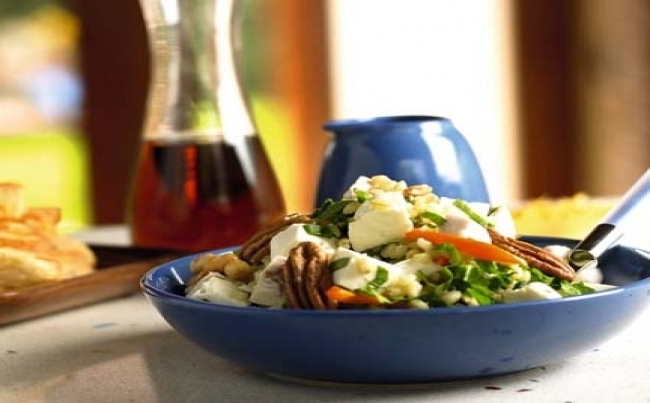 Ensalada crocante con pollo y trigo